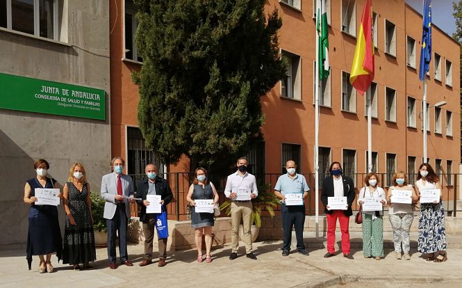 Miembros del COdegra y de la comunidad educativa junto al Delegado de Salud (CODEGRA)