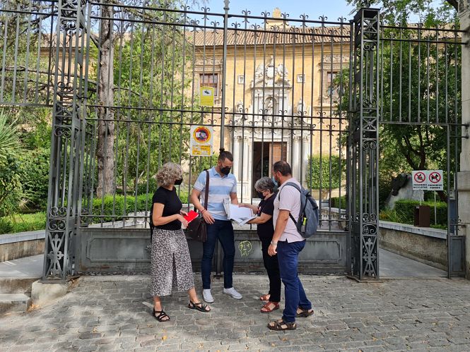 Representantes de IU en el Hospital Real (IU)
