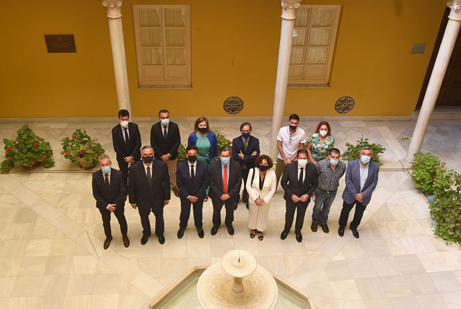 Foto de familia tras lña firma del manifiesto (R. MARTÍNEZ / DIPGRA)