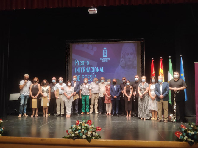 Foto de familia tras la entrega de premios del Certamen Internacional de Poesía (AYTO. BAZA) 