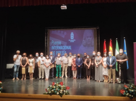Foto de familia tras la entrega de premios del Certamen Internacional de Poesía (AYTO. BAZA) 