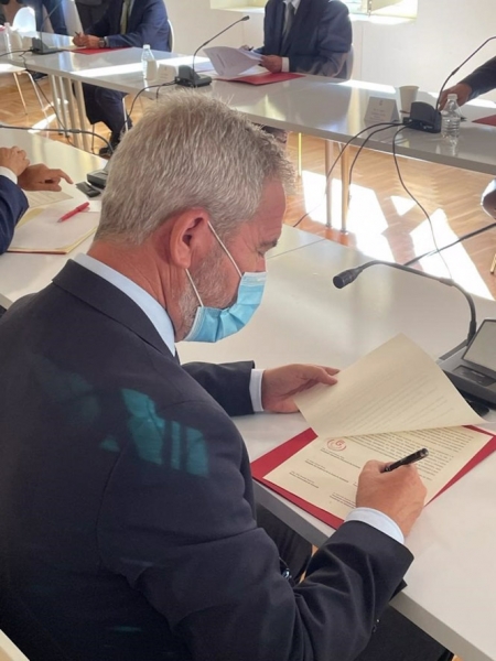 El presidente de la Autoridad Portuaria de Motril, José Garcia Fuentes, ha acudido este lunes a la firma del manifiesto del Pacto Provincial de Granada por el Corredor Ferroviario del Litoral Mediterráneo (PUERTO DE MOTRIL) 