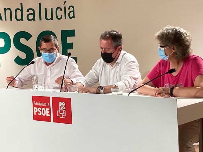 Juan Espadas entre José Entrena y Conchi Ramírez (PSOE) 