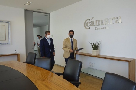 El alcalde de Granada, Francisco Cuenca, se ha reunido con el presidente de la Cámara de Comercio de Granada y de la Confederación Granadina de Empresarios, Gerardo Cuerva (AYUNTAMIENTO DE GRANADA) 