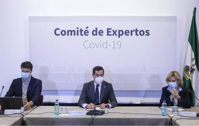 El presidente de la Junta de Andalucía, Juanma Moreno (c), en una reunión del Consejo Asesor de Alertas de Salud Pública de Alto Impacto (MARÍA JOSÉ LÓPEZ - EUROPA PRESS - ARCHIVO)