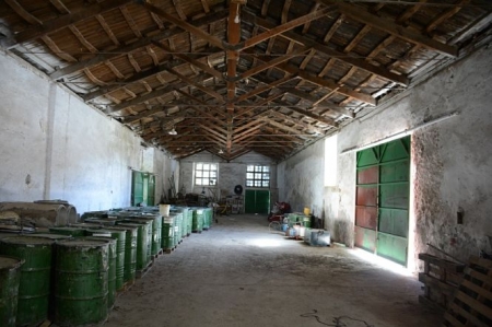 Interior del edificio que albergará la futura Estación Biológica de Campo de la Universidad de Granada (JAVIER PLEGUEZUELOS)