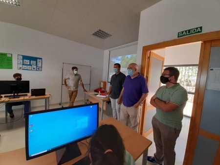 Visita de los concejales de Juventud y Empleo de Monachil a los alumnos del curso (AYTO. MONACHIL) 
