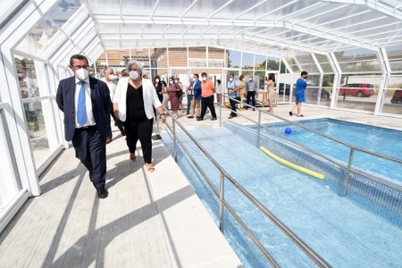 José Entrena ha visitado la piscina (R. MARTÍNEZ / DIPGRA)