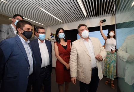 Imagen de la visita a la oficina de turismo (R. MARTÍNEZ / DIPGRA)