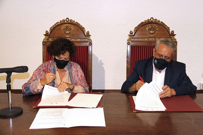 Imagen de la firma del convenio (UGR)