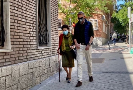 Imagen de recurso de dos pensionistas paseando (SUBDELEGACIÓN)