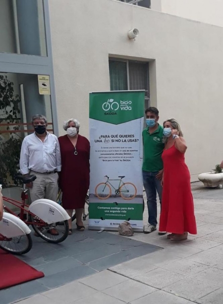 Imagen de la entrega de las bicicletas (DIPUTACIÓN)