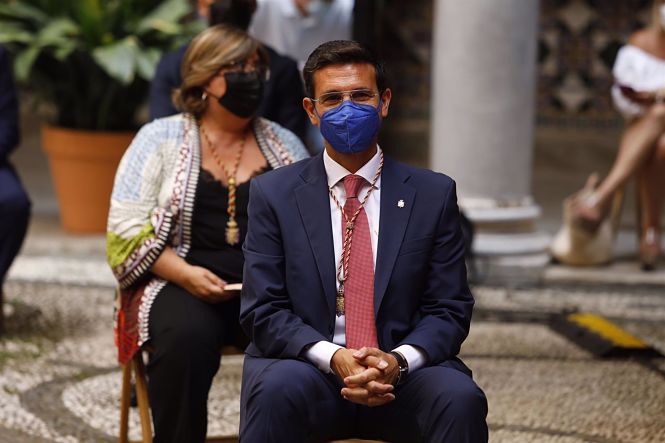 Francisco Cuenca (PSOE), en el pleno de investidura en el que fue elegido nuevo alcalde de Granada (ÁLEX CÁMARA-EUROPA PRESS) 