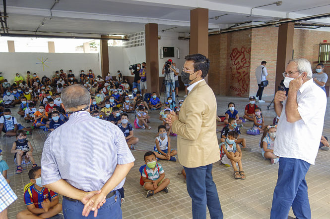 Imagen de la visita a la Escuela de verano (JAVIER ALGARRA / AYUNTAMIENTO)