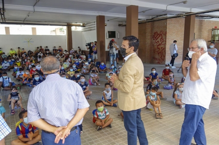 Imagen de la visita a la Escuela de verano (JAVIER ALGARRA / AYUNTAMIENTO)