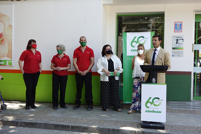 Imagen de la visita a Covirán (JAVIER ALGARRA / AYUNTAMIENTO)