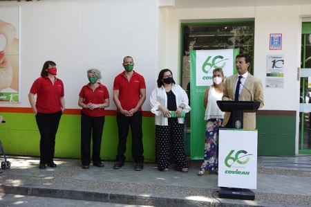 Imagen de la visita a Covirán (JAVIER ALGARRA / AYUNTAMIENTO)