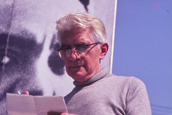 Blas de Otero leyendo el 5 a las 5 el poema `Recuerdo, no recuerdo` (FERNANDO MIRANDA)
