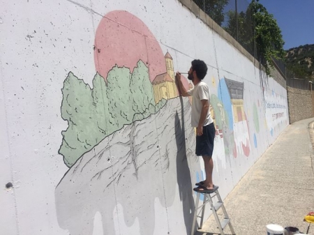 el artista Eugenio Romero pintando el mural dedicado a Japón en Montefrío (AYTO. MONTEFRIO)