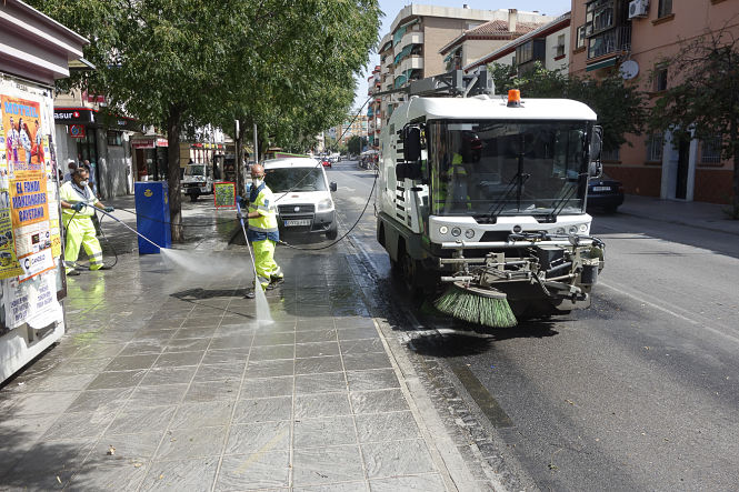 Plan de limpieza en Granada (JAVIER ALGARRA / AYUNTAMIENTO) 