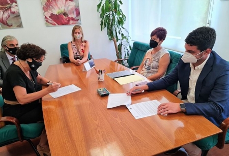 Imagen de la firma del convenio (JUNTA) 