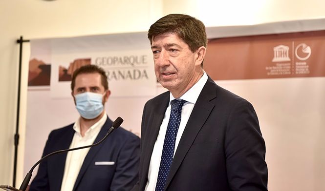 El vicepresidente de la Junta de Andalucía y consejero de Turismo, Regeneración, Justicia y Administración Local, Juan Marín, en rueda de prensa. (JUNTA DE ANDALUCÍA)