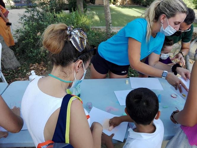 Uno de los talleres de ocio al freskito celebrados en Belicena (AYTO. VEGAS DEL GENIL) 