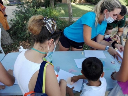 Uno de los talleres de ocio al freskito celebrados en Belicena (AYTO. VEGAS DEL GENIL) 