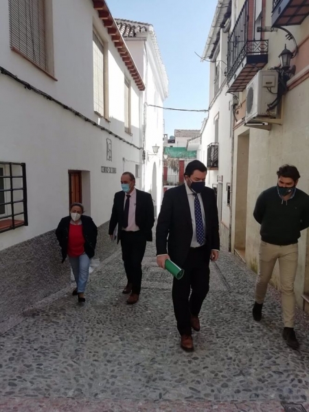 El director general de Administración Local de la Junta, Joaquín López-Sidro, en primer término, junto al delegado territorial de Regeneración, Justicia y Administración Local, Enrique Barchino, durante una visita a Huétor Santillán (JUNTA-ARCHIVO) 