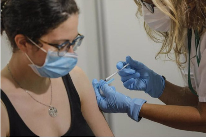 Una sanitaria administra la vacuna contra el Covid-19 (ROBER SOLSONA) 