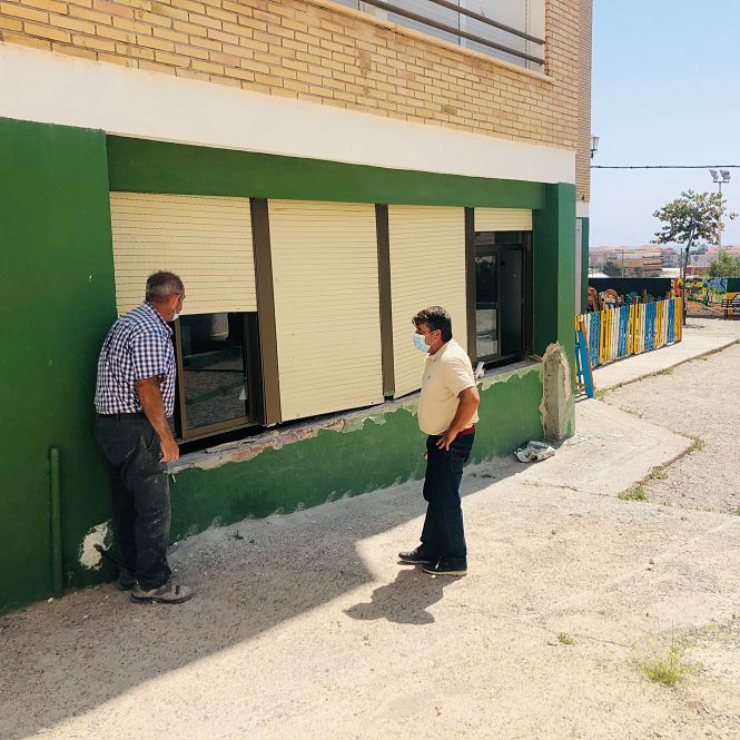 Imagen de la visita a uno de los colegios (AYTO. GUALCHOS-CASTELL) 