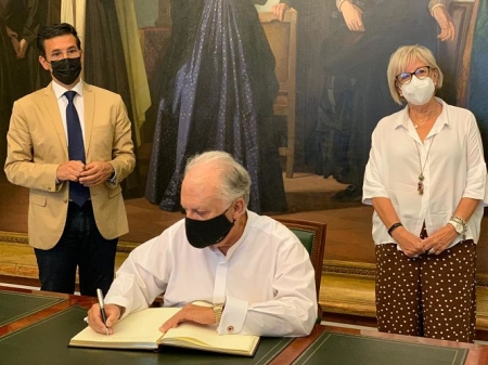 Pepe Romero firma en el libro de honor de Granada (AYTO. GRANADA) 