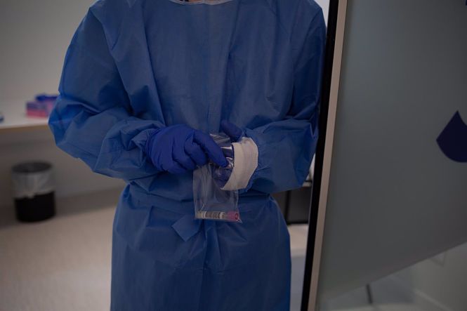 Una profesional sanitaria sostiene muestras de pruebas PCR (DAVID ZORRAKINO - EUROPA PRESS)