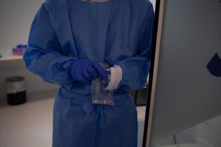 Una profesional sanitaria sostiene muestras de pruebas PCR (DAVID ZORRAKINO - EUROPA PRESS)