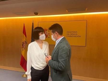 La presidenta de la Agencia Estatal de Investigación, Diana Morant junto al senador del PSOE, Alejandro Zubeldia (PSOE) 