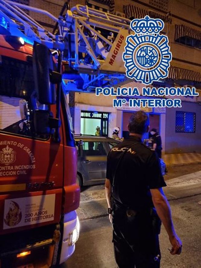 Imagen de la actuación en Granada por un escape de gas por el que han detenido a un presunto maltratador (POLICÍA NACIONAL)