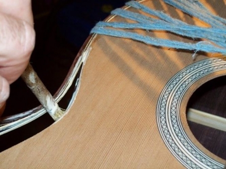 Construcción de una guitarra, en imagen de archivo (DIPUTACIÓN) 