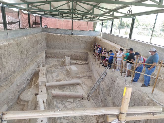 Vecinos de Vegas del Genil durante su visita a la Villa Romana de Salar (AYTO. VEGAS DEL GENIL) 