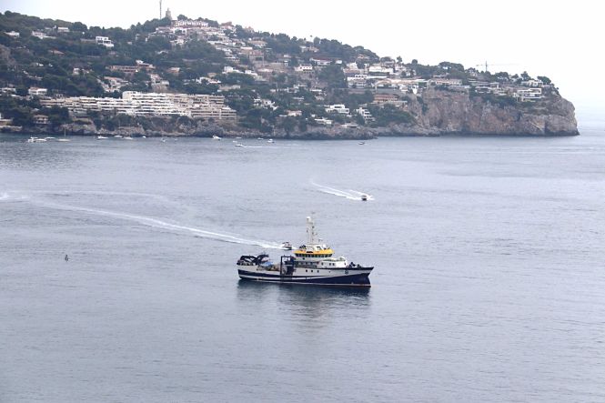 El buque oceanográfico Ángeles Alvariño, en la bahía de La Herradura (AYUNTAMIENTO DE ALMUÑÉCAR) 