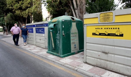 La alcaldesa y el concejal de Medio Ambiente de La Zubia comprueban el estado de varios contenedores de reciclaje (AYTO. LA ZUBIA) 