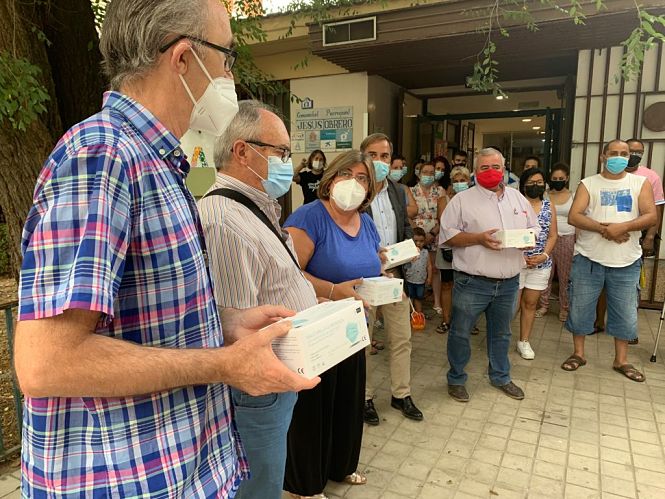 Imagen de la entrega de las mascarillas (AYTO. GRANADA) 