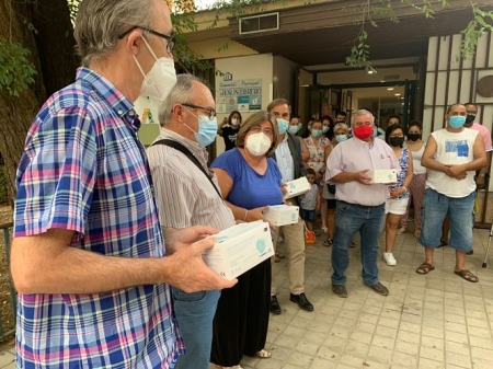 Imagen de la entrega de las mascarillas (AYTO. GRANADA) 