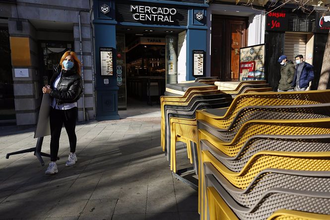 Camareros limpiando y poniendo las mesas en las terrazas de los bares (ÁLEX CÁMARA /EUROPA PRESS) 
