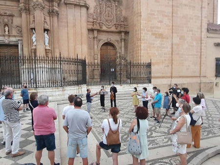 Los participantes de la ruta en la Catedral de Guadix (AYTO. GUADIX) 