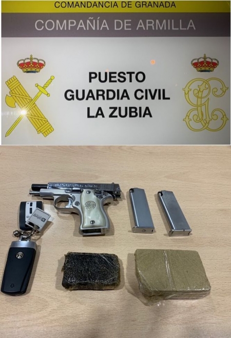Imagen de la pistola y el hachís incautado (GUARDIA CIVIL) 