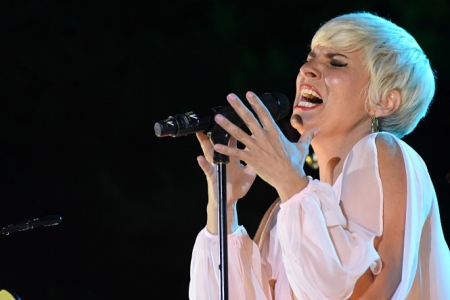 Pasión Vega durante la actuación (R. MARTÍNEZ / DIPGRA) 