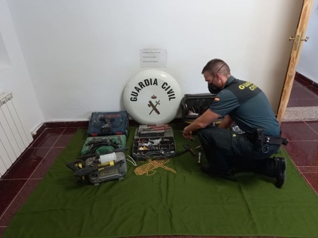 Un agente de la Guardia Civil con las herramientas recuperadas (GUARDIA CIVIL) 