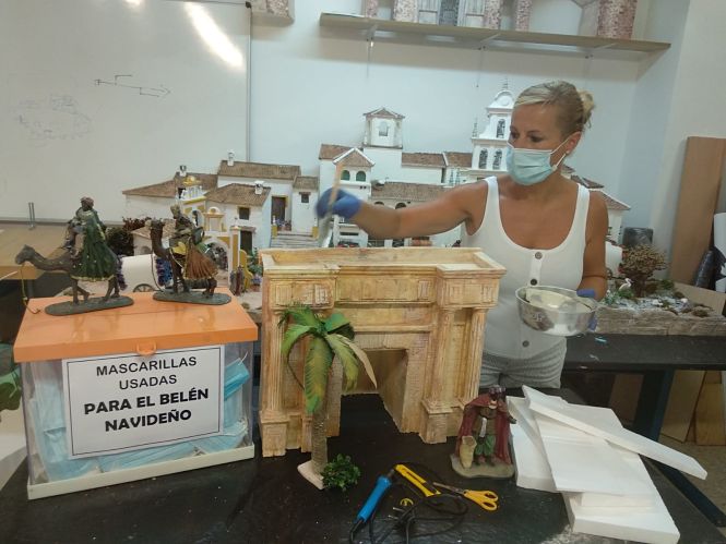 Mayka Gómez, empleando la masa fabricada con ellas para confeccionar el Belén Monumental (AYTO. HUÉTOR TÁJAR) 