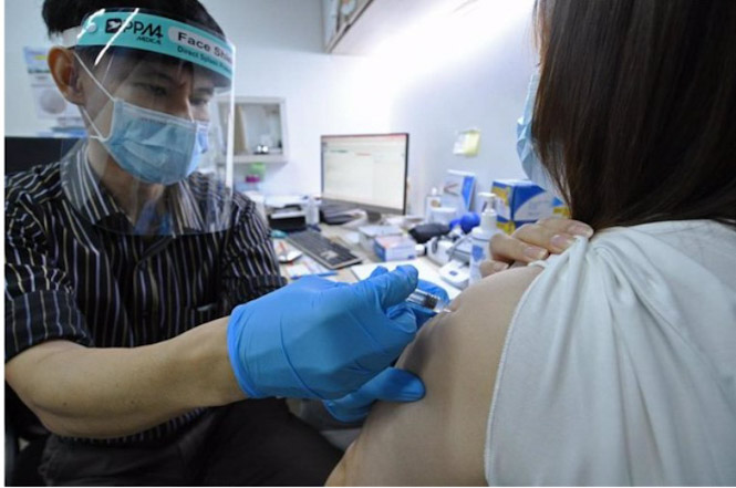 Un doctor inocula la vacuna china Sinovac contra el coronavirus (THEN CHIH WEY / XINHUA NEWS / CONTACTOPHOTO) 
