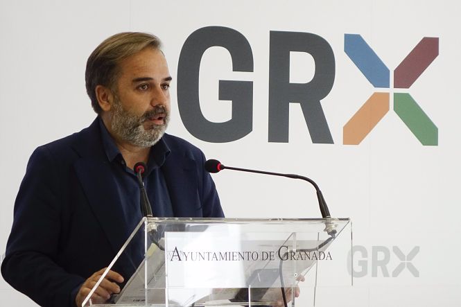 El portavoz del equipo de gobierno en el Ayuntamiento de Granada, Jacobo Calvo, en rueda de prensa (AYUNTAMIENTO DE GRANADA)